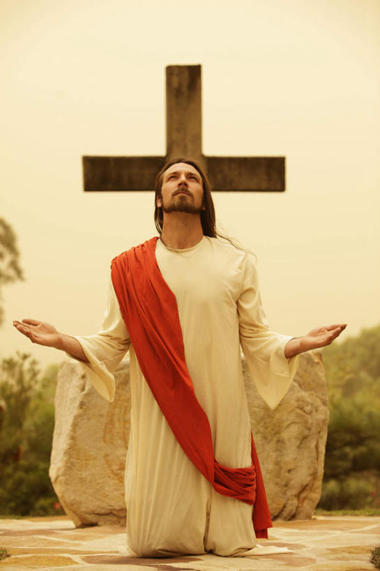 西方人,一个人,站,举,竖图,室外,白天,正面,尘卷,沙尘暴,欧洲,欧洲人,双手,仅一个男性,仅一个人,仅一个中年男性,展开,张开,节日,朦胧,模糊,围绕,光线,十字架,尘埃,注视,文化,一个,黄色,阳光,观察,看,祈祷,托,站着,健康,许愿,宗教,信仰,缭绕,单个,观看,纪念,祈求,灰尘,尘土,察看,基督,基督教,关注,天主教,耶稣,旋绕,救世主,萦绕,基利斯督,弥赛亚,默西亚,回绕,平安,男人,男性,中年男性,白种人,尘暴,尘卷风,小尘暴,举起,举手,举着,向上举,向上伸,向上托,站立,彩图,全身