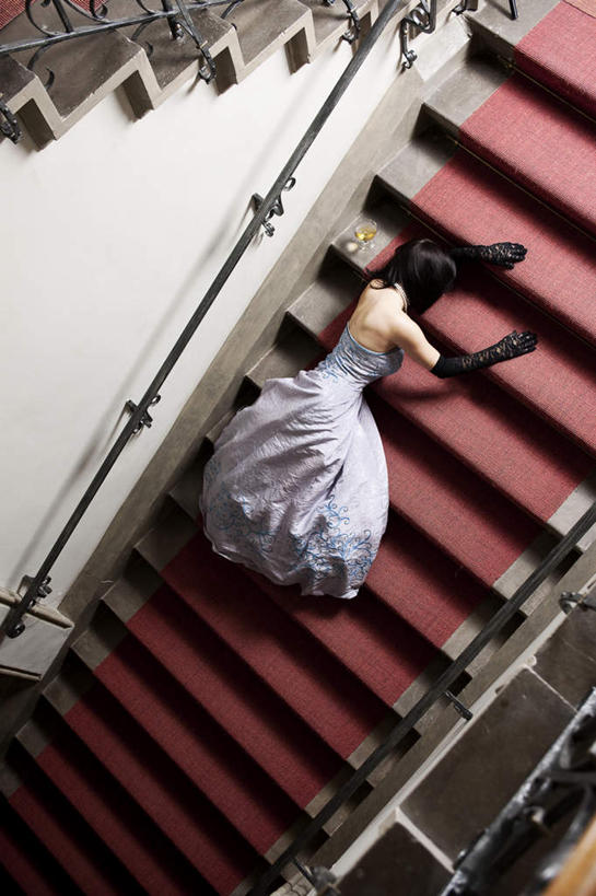 西方人,一个人,栏杆,躺,竖图,俯视,室外,白天,裙子,晚礼服,楼梯,欧洲,欧洲人,仅一个年轻女性,仅一个女性,仅一个人,连衣裙,扶手,阶梯,护栏,台阶,趴着,燕尾服,卧着,年轻女性,女人,女性,白种人,趴,躺着,卧,彩图,高角度拍摄,全身,晚宴服,舞会服,洋服,洋装,夜礼服