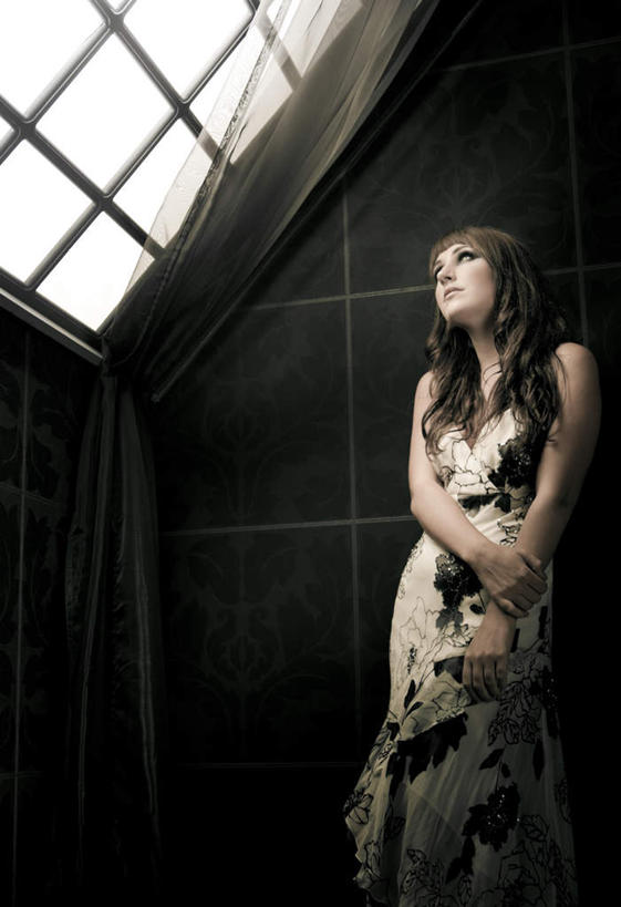 西方人,一个人,站,竖图,室内,白天,正面,裙子,窗户,欧洲,欧洲人,仅一个年轻女性,仅一个女性,仅一个人,阴影,花纹,连衣裙,服装,光线,影子,墙,注视,玻璃窗,墙壁,墙面,衣服,观察,看,站着,搭,服饰,观看,察看,衣着,穿着,搭着,关注,衣饰,年轻女性,女人,女性,白种人,抬头,仰头,站立,半身,彩图