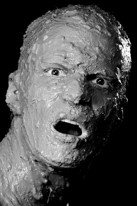 西方人,脸,头,脸颊,一个人,站,竖图,黑白,室内,特写,白天,正面,欧洲,欧洲人,仅一个男性,仅一个人,仅一个中年男性,阴影,黑色背景,生气,光线,影子,灯光,注视,观察,看,站着,张嘴,愤怒,摄影,肮脏,影棚,观看,察看,发怒,关注,情绪,脾气,张大嘴巴,邋遢,忿怒,怨恨,强烈,龌龊,污秽,泥浆,激动,男人,男性,中年男性,白种人,头部,脸部,脸蛋,面部,张开嘴,站立,半身,影棚拍摄,拍摄