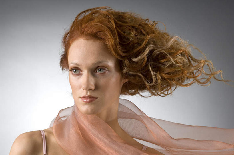 西方人,头发,一个人,模特,站,横图,室内,特写,白天,正面,幸福,欧洲,欧洲人,仅一个年轻女性,仅一个女性,仅一个人,灰色背景,服装,辉煌,扭头,注视,休闲装,飞舞,衣服,纱巾,观察,看,站着,转头,休闲,温暖,休闲服,橙色,摄影,服饰,活泼,影棚,观看,华丽,暖色,察看,关注,飘动,温情,炽热,响亮,跃动,甜蜜,年轻女性,女人,女性,白种人,长发,卷发,模特儿,站立,半身,彩图,影棚拍摄,愉快,拍摄