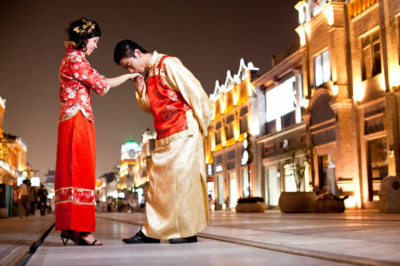 东方人,两个人,夫妻,新娘,新郎,家,站,吻,横图,全景,室外,夜晚,仰视,高跟鞋,民族服装,爱情,婚礼,快乐,天际线,鞋子,亚洲,阴影,旗袍,庆祝,光线,影子,房屋,屋子,灯光,结婚,浪漫,注视,黄种人,文化,楼房,住宅,红色,天空,天,低头,观察,看,站着,喜庆,恩爱,恋人,观看,纪念,察看,关注,中国文化,垂头,马褂,男人,男性,年轻男性,年轻女性,女人,女性,亚洲人,夫妇,情侣,亲,亲吻,站立,彩图,低角度拍摄,全身,传统服装,民俗服,高兴,房子,伴侣,唐装,传统文化