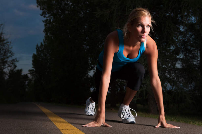 西方人,一个人,运动员,蹲,横图,室外,白天,仰视,运动服,日落,树林,植物,道路,路,公路,欧洲,欧洲人,仅一个年轻女性,仅一个女性,仅一个人,撑,准备,阴影,服装,光线,背心,影子,晚霞,霞光,云,云朵,落日,分界线,停车线,交通,云彩,注视,树,树木,衣服,蓝色,绿色,白云,蓝天,天空,阳光,自然,黄昏,天,观察,看,彩霞,服饰,生长,晴朗,成长,观看,车行道,车行道分界线,察看,撑着,衣着,穿着,关注,标线,预备,车行线,衣饰,夕照,年轻女性,女人,女性,白种人,晴空,夕阳,马路,体育运动员,运动选手,蹲着,抬头,仰头,彩图,低角度拍摄,全身,豫备,斜阳,运动装