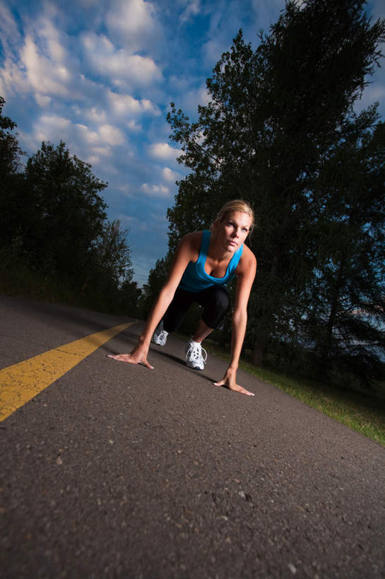 西方人,一个人,运动员,蹲,竖图,室外,白天,仰视,运动服,日落,树林,植物,道路,路,公路,欧洲,欧洲人,仅一个年轻女性,仅一个女性,仅一个人,撑,准备,阴影,服装,光线,背心,影子,晚霞,霞光,云,云朵,落日,分界线,停车线,交通,云彩,注视,树,树木,衣服,蓝色,绿色,白云,蓝天,天空,阳光,自然,黄昏,天,观察,看,彩霞,服饰,生长,晴朗,成长,观看,车行道,车行道分界线,察看,撑着,衣着,穿着,关注,标线,预备,车行线,衣饰,夕照,年轻女性,女人,女性,白种人,晴空,夕阳,马路,体育运动员,运动选手,蹲着,抬头,仰头,彩图,低角度拍摄,全身,豫备,斜阳,运动装