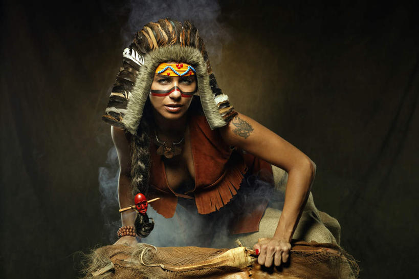 西方人,一个人,站,横图,室内,白天,正面,民族服装,时尚,欧洲,非洲,黑人,欧洲人,仅一个年轻女性,仅一个女性,仅一个人,弯腰,阴影,装饰,光线,影子,灯光,注视,文化,纹身,观察,看,站着,个性,摄影,信仰,影棚,观看,华丽,修饰,点缀,察看,关注,刺青,追求,想象,文身,勇气,崇拜,张扬,衬托,美观,雅致,雅观,哈腰,年轻女性,女人,女性,非洲人,站立,半身,彩图,影棚拍摄,传统服装,民俗服,拍摄