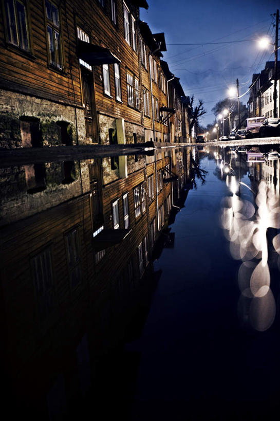 无人,家,竖图,室外,白天,仰视,旅游,度假,河流,美景,水,城市风光,城市,建筑,路灯,照明,欧洲,爱沙尼亚,房屋,屋子,河水,景观,水流,云,云朵,公寓,建筑群,灯光,首都,云彩,娱乐,建设,洋房,楼房,住宅,灯,蓝色,白云,倒影,蓝天,天空,黄昏,天,享受,休闲,景色,放松,晴朗,照亮,倒映,照明设备,东欧,爱沙尼亚共和国,塔林,反照,薄暮,晴空,彩图,低角度拍摄,傍晚,房子