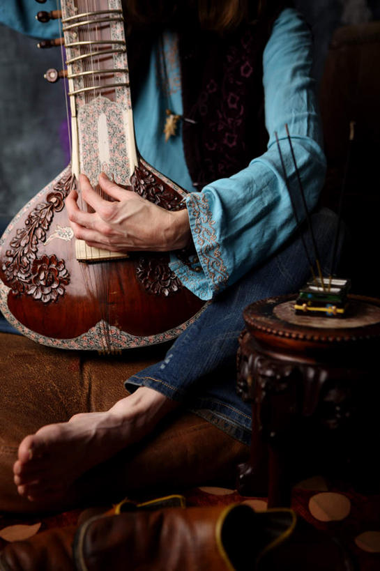 西方人,一个人,坐,举,竖图,俯视,室内,白天,欧洲,欧洲人,仅一个女性,仅一个人,一堆,许多,堆叠,堆积,服装,头巾,鼓,乐器,弦乐器,很多,弹奏,注视,休闲装,光脚,衣服,红色,观察,看,托,仅一个中年女性,休闲,赤脚,休闲服,服饰,观看,堆,打击乐器,察看,关注,弓拉弦乐器,弓拉弦鸣乐器,西塔尔,西塔琴,锡塔尔琴,女人,女性,中年女性,白种人,举起,举手,举着,向上举,向上伸,向上托,坐着,半身,彩图,高角度拍摄