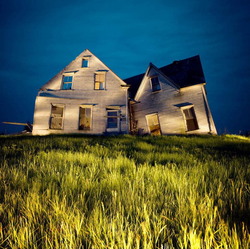 无人,家,横图,室外,夜晚,仰视,度假,草地,草坪,美景,植物,城市风光,城市,加拿大,一幢,阴影,光线,影子,房屋,屋子,景观,灯光,娱乐,楼房,住宅,草,蓝色,绿色,蓝天,天空,天,享受,休闲,景色,放松,晴朗,北美,北美洲,美洲,万里无云,北亚美利加洲,亚美利加洲,爱德华王子岛,晴空,晴空万里,彩图,低角度拍摄,房子