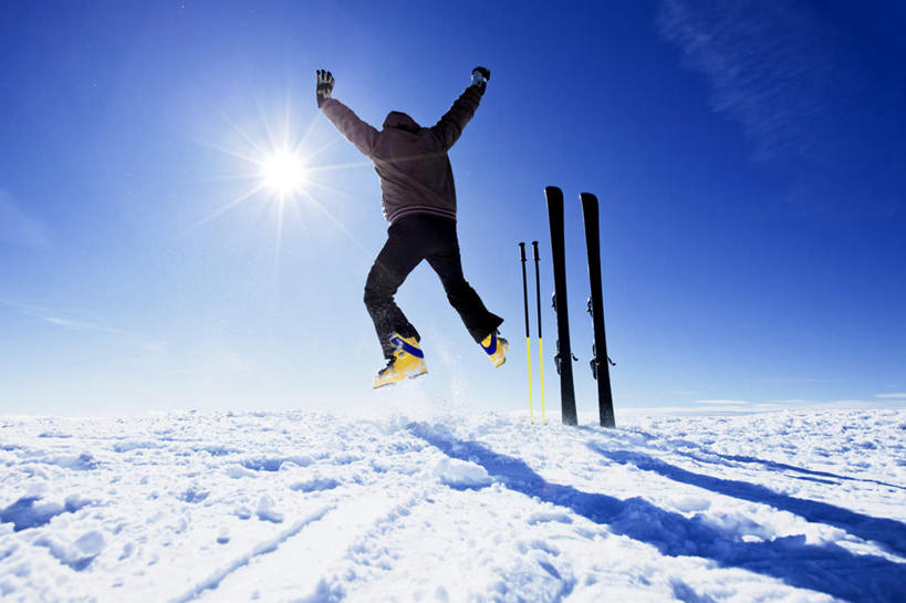 西方人,一个人,运动员,跳,伸展双臂,横图,室外,白天,仰视,锻炼,运动,太阳,雪,大雪,欧洲,欧洲人,仅一个男性,仅一个人,阴影,服装,光线,影子,积雪,雪景,冬季,冬天,半空,休闲装,运动器械,仅一个年轻男性,衣服,蓝色,蓝天,天空,阳光,天,休闲,休闲服,健身器械,寒冷,服饰,晴朗,滑雪板,滑雪鞋,健身器材,滑雪橇,滑雪装备,万里无云,严寒,体育,男人,男性,年轻男性,白种人,晴空,晴空万里,体育运动员,运动选手,敞开双臂,伸开双臂,跳跃,展开双肩,张开手臂,张开双臂,彩图,低角度拍摄,全身,健身,运动器材