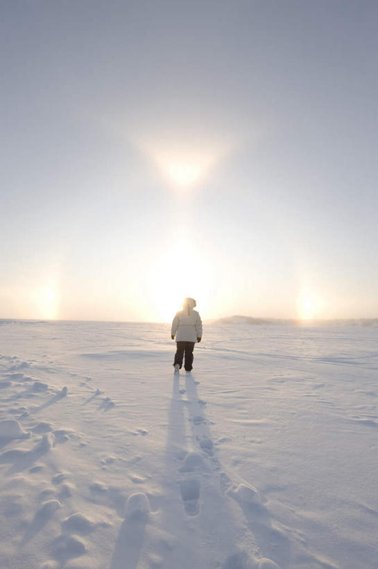 西方人,一个人,走,竖图,室外,白天,旅游,度假,美景,太阳,雪,大雪,欧洲,加拿大,欧洲人,仅一个年轻女性,仅一个女性,仅一个人,阴影,服装,光线,影子,地平线,积雪,景观,雪景,冬季,冬天,辽阔,地面,休闲装,娱乐,背面,衣服,蓝色,蓝天,天空,阳光,自然,天,享受,休闲,广阔,休闲服,景色,放松,寒冷,服饰,晴朗,一望无际,北美,北美洲,自然风光,延伸,美洲,万里无云,首府,天地相交,北亚美利加洲,亚美利加洲,严寒,西北地区,耶罗纳夫,无边无际,一马平川,耶洛奈夫,年轻女性,女人,女性,白种人,晴空,晴空万里,步行,散步,走路,彩图,全身