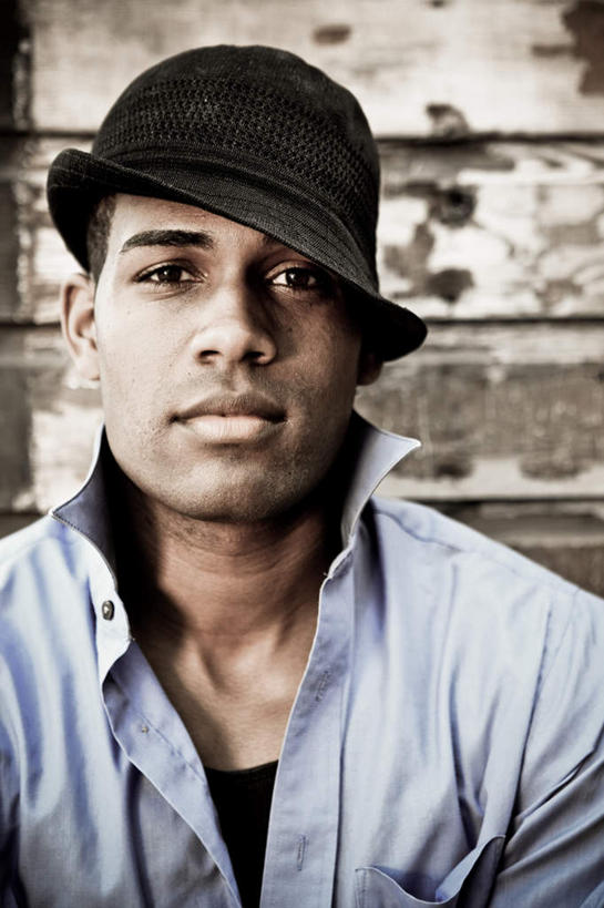 西方人,脸,头,脸颊,一个人,家,木屋,站,竖图,室外,特写,白天,正面,帽子,欧洲,非洲,黑人,欧洲人,仅一个男性,仅一个人,服装,注视,休闲装,礼帽,肩膀,住宅,仅一个年轻男性,衣服,观察,看,站着,休闲,休闲服,服饰,观看,察看,关注,男人,男性,年轻男性,非洲人,头部,脸部,脸蛋,面部,站立,半身,彩图,茅舍,茅屋,棚屋,小木屋,小屋