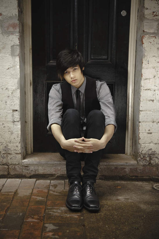 东方人,一个人,坐,竖图,室外,白天,正面,寂寞,窗户,亚洲,双手,仅一个男性,仅一个人,服装,墙,注视,休闲装,黄种人,玻璃窗,墙壁,墙面,仅一个年轻男性,衣服,观察,看,休闲,休闲服,服饰,抱膝,观看,察看,关注,孤单,男人,男性,年轻男性,亚洲人,坐着,彩图,全身