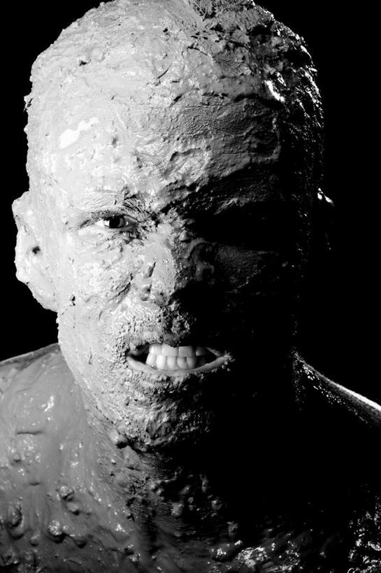 西方人,一个人,竖图,室内,特写,白天,正面,欧洲,欧洲人,仅一个男性,仅一个人,阴影,黑色背景,生气,艺术,龟裂,反射,影子,手工艺品,注视,文化,仅一个年轻男性,工艺品,观察,看,愤怒,摄影,肮脏,影棚,观看,察看,粘土,高雅,恐怖,发怒,关注,情绪,脾气,可怕,邋遢,忿怒,怨恨,手工艺,强烈,自信心,品位,可骇,龌龊,污秽,激动,恐惧,男人,男性,年轻男性,白种人,半身,彩图,影棚拍摄,拍摄