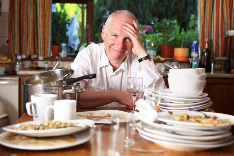 西方人,一个人,坐,笑,微笑,横图,室内,白天,正面,树林,植物,餐桌,窗户,窗帘,桌子,餐具,欧洲,欧洲人,仅一个男性,仅一个人,一堆,抱头,堆叠,堆积,服装,装饰,时间,碟子,盘,时钟,手表,陶瓷,陶瓷制品,计时,注视,休闲装,玻璃窗,树,树木,衣服,绿色,自然,帘子,盘子,容器,碟,碗,钟表,打开,观察,看,仅一个老年男性,休闲,休闲服,遮阳,表,服饰,生长,成长,餐台,观看,储藏,堆,华丽,修饰,散乱,腕表,点缀,察看,开启,储存,关注,衬托,美观,雅致,雅观,捧首,捧头,缭乱,狼籍,狼藉,老年男性,男人,男性,白种人,光头,钟,坐着,半身,彩图,贮存,秃顶