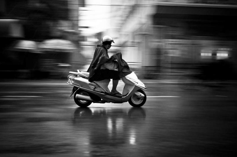 东方人,一个人,坐,横图,黑白,室外,白天,侧面,安全,雨,暴雨,大雨,摩托车,帽子,亚洲,仅一个男性,仅一个人,朦胧,模糊,头盔,防护,黄种人,车,仅一个年轻男性,安全帽,交通工具,驾驶,行驶,保暖,保护,细雨,操纵,控制,防寒,御寒,载具,雨衣,保险,透气,操控,防水,保全,周全,安稳,安定,把持,冲锋服,冲锋衣,防潮,户外用品,平安,男人,男性,年轻男性,亚洲人,小雨,坐着,全身