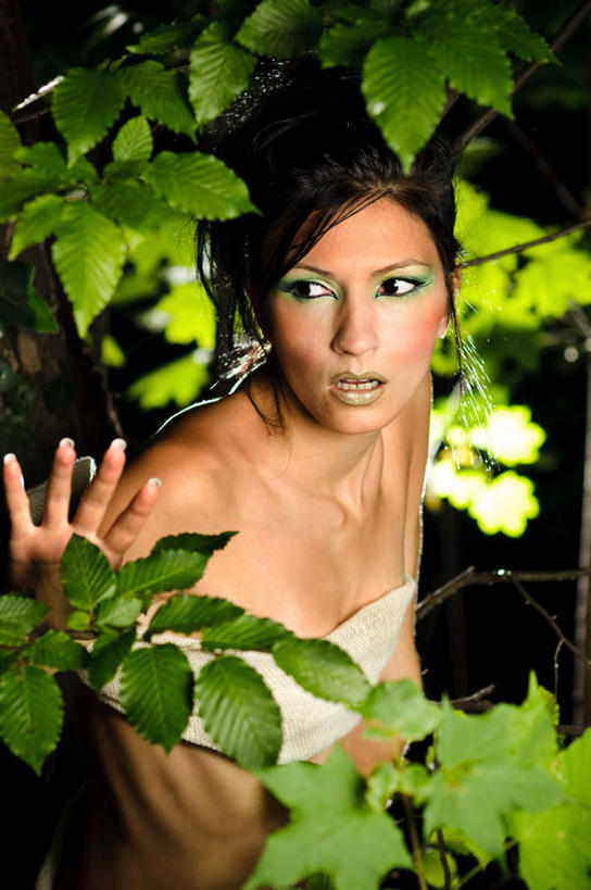 西方人,一个人,举,竖图,室外,白天,正面,化妆,美容,叶子,欧洲,欧洲人,仅一个年轻女性,仅一个女性,仅一个人,护肤,阴影,内衣,服装,反射,影子,绿叶,注视,衣服,观察,看,托,张嘴,保养,享受,休闲,嫩叶,胸罩,眼影,文胸,放松,遮掩,保健,服饰,观看,害怕,察看,衣着,穿着,胆怯,关注,张大嘴巴,养颜,遮蔽,乳罩,胸衣,畏惧,衣饰,掩蔽,掩藏,年轻女性,女人,女性,白种人,叶,叶片,张开嘴,举起,举手,举着,向上举,向上伸,向上托,半身,彩图,五指张开