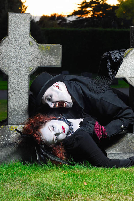 西方人,两个人,躺,闭眼,竖图,室外,白天,侧面,民族服装,制服,草地,草坪,植物,帽子,欧洲,欧洲人,服装,十字架,礼帽,草,衣服,绿色,张嘴,墓地,服饰,死亡,坟墓,陵墓,恐怖,衣着,穿着,震动,吸血鬼,张大嘴巴,坟场,可怕,可骇,殒命,灭亡,衣饰,卧着,恐惧,震惊,男人,男性,年轻男性,年轻女性,女人,女性,白种人,张开嘴,闭眼睛,闭着眼,闭着眼睛,躺着,卧,半身,彩图,传统服装,礼服,民俗服