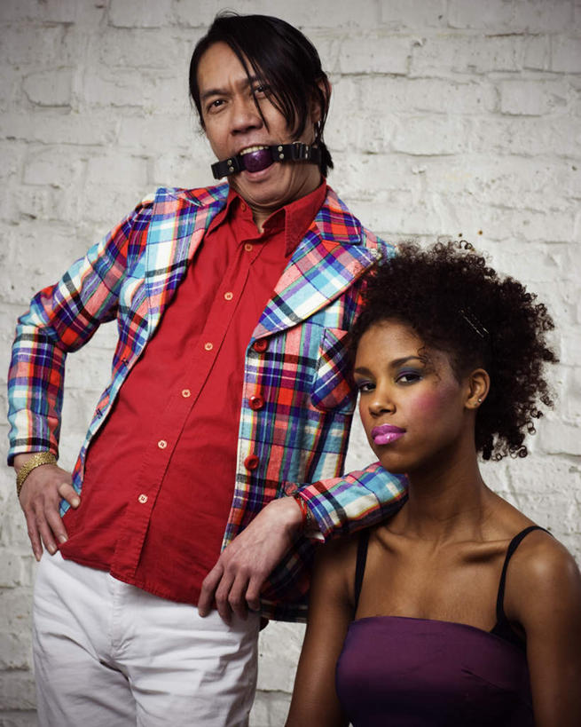 西方人,两个人,站,坐,竖图,室外,白天,正面,爱情,欧洲,非洲,黑人,欧洲人,服装,方格,浪漫,注视,休闲装,手叉腰,衣服,红色,紫色,叉腰,观察,看,站着,休闲,温暖,温馨,休闲服,恩爱,搭,恋人,服饰,观看,和睦,察看,暴力,搭着,关注,虐待,男人,男性,年轻男性,年轻女性,女人,女性,白种人,非洲人,情侣,站立,坐着,半身,彩图,伴侣,融洽