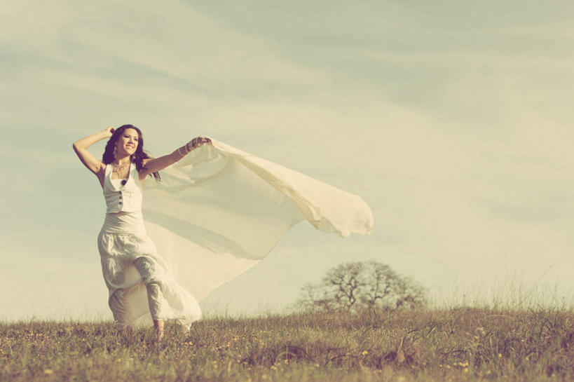 西方人,一个人,站,举,横图,室外,白天,正面,婚纱,旅游,度假,美景,植物,欧洲,欧洲人,仅一个年轻女性,仅一个女性,仅一个人,握,枯萎,景观,云,云朵,枯草,拿,云彩,拿着,注视,娱乐,草,黄色,蓝色,白色,白云,蓝天,天空,自然,天,观察,看,托,站着,享受,休闲,景色,放松,握着,晴朗,观看,优雅,察看,高贵,关注,自然风光,尊贵,高尚,文雅,崇高,尤物,年轻女性,女人,女性,白种人,晴空,举起,举手,举着,向上举,向上伸,向上托,站立,半身,彩图,婚礼服,礼服,佳丽,丽人,美人