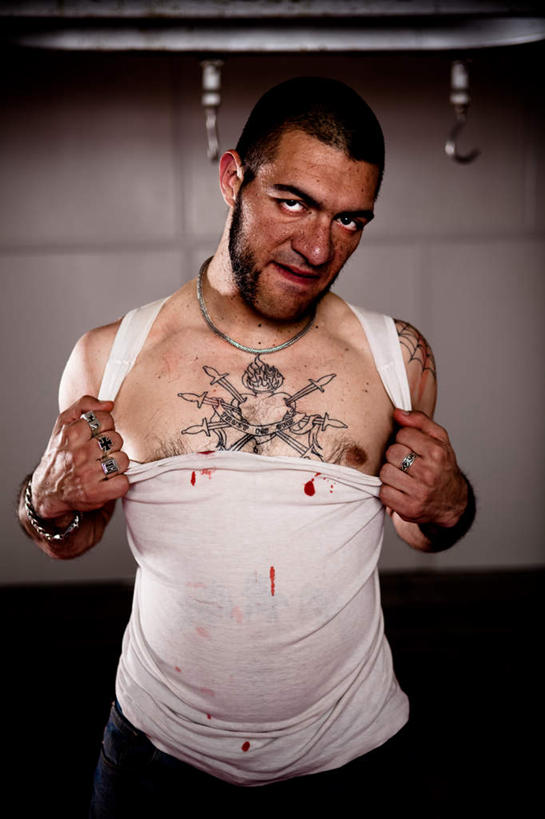 西方人,一个人,站,竖图,室内,白天,正面,时尚,欧洲,欧洲人,仅一个男性,仅一个人,拉扯,服装,注视,休闲装,文化,纹身,仅一个年轻男性,衣服,白色,观察,看,站着,休闲,休闲服,个性,耳洞,服饰,信仰,观看,察看,关注,刺青,追求,想象,文身,勇气,崇拜,张扬,男人,男性,年轻男性,白种人,站立,半身,彩图