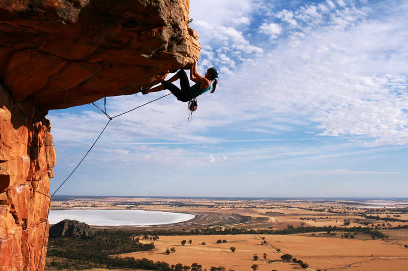 西方人,一个人,攀登,横图,室外,白天,侧面,锻炼,旅游,度假,运动,攀岩,美景,山,山脉,欧洲,欧洲人,仅一个年轻女性,仅一个女性,仅一个人,一条,景观,山峰,悬崖,云,云朵,山峦,云彩,娱乐,蓝色,白云,蓝天,天空,自然,绳子,群山,天,享受,休闲,陡峭,景色,放松,晴朗,自然风光,绝壁,笔陡,峻峭,冒险,体育,年轻女性,女人,女性,白种人,晴空,攀爬,半身,彩图,健身,攀缘
