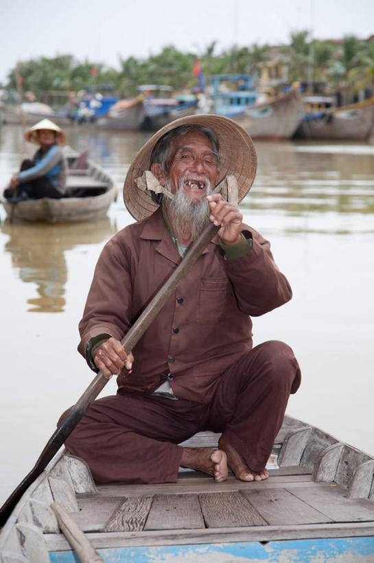 划船,东方人,两个人,坐,笑,微笑,竖图,室外,白天,正面,旅游,度假,河流,美景,水,植物,船,越南,亚洲,许多,握,河水,景观,水流,木船,很多,拿,拿着,黄种人,娱乐,树,树木,绿色,倒影,自然,交通工具,享受,休闲,景色,放松,握着,东南亚,生长,成长,桨,倒映,舟,自然风光,载具,越南社会主义共和国,会安,反照,印度支那,老年男性,男人,男性,亚洲人,坐着,彩图,全身