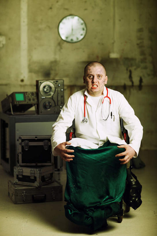 西方人,一个人,坐,竖图,室内,白天,正面,光晕,欧洲,欧洲人,仅一个男性,仅一个人,仅一个中年男性,一把,吊挂,悬挂,生气,时间,工具,时钟,实验室,研究室,挂,计时,注视,一个,黄色,卷尺,轮椅,听诊器,挂钟,钟表,复健,观察,看,康复,器械,表,愤怒,单个,观看,录音机,察看,医疗设备,发怒,关注,医疗器械,情绪,医疗工具,脾气,试验室,忿怒,怨恨,强烈,辅助设备,激动,男人,男性,中年男性,白种人,钟,坐着,彩图,全身