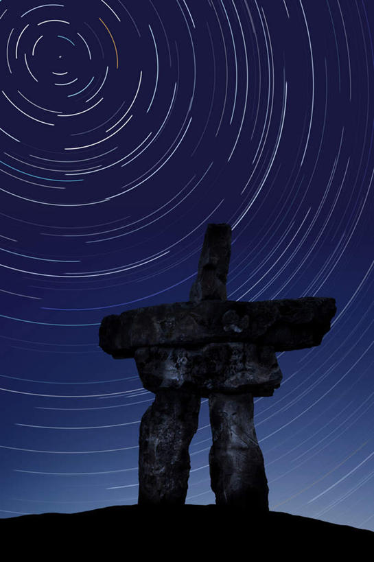 无人,竖图,室外,夜晚,仰视,北极,雕塑,一排,许多,艺术,整齐,装饰,并列,并排,雕刻,雕像,很多,石雕,排列,蓝色,蓝天,天空,工艺品,天,晴朗,纪念,留念,美术,弧线,队列,主题,怀念,平行,陈列,万里无云,功能,美学,记念,北极地区,北极区,北极圈,晴空,晴空万里,彩图,低角度拍摄