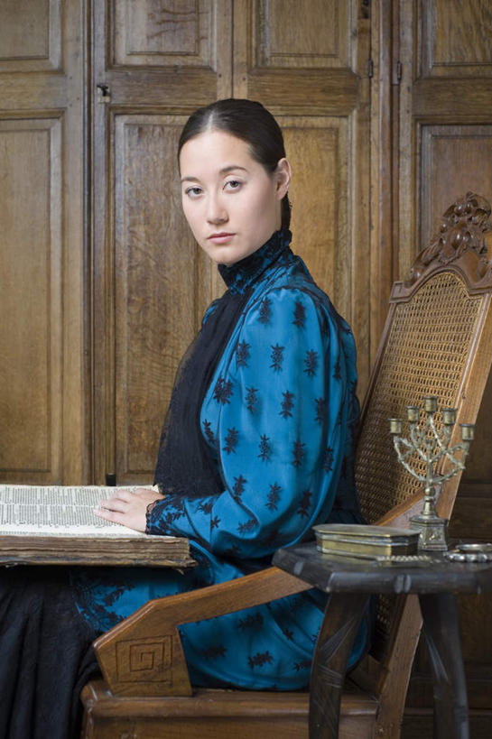 东方人,手,一个人,坐,捧,竖图,室内,白天,侧面,民族服装,看书,阅读,门,桌子,书籍,椅子,亚洲,仅一个年轻女性,仅一个女性,仅一个人,学习,旗袍,木门,木椅,注视,黄种人,文化,书桌,课桌,书本,门框,观察,看,手部,读书,浏览,观看,察看,关注,中国文化,年轻女性,女人,女性,亚洲人,书,图书,端,端着,捧着,手捧,坐着,半身,彩图,传统服装,民俗服,传统文化