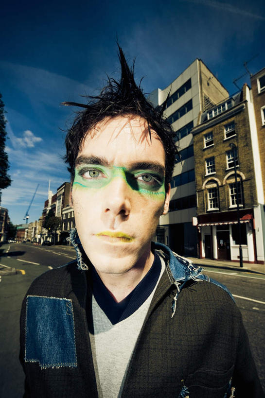 西方人,一个人,家,站,竖图,室外,白天,正面,窗户,道路,路,公路,欧洲,欧洲人,仅一个男性,仅一个人,阴影,服装,光线,彩绘,影子,房屋,屋子,云,云朵,交通,云彩,注视,休闲装,楼房,玻璃窗,住宅,仅一个年轻男性,衣服,蓝色,白云,蓝天,天空,阳光,天,观察,看,站着,休闲,休闲服,服饰,晴朗,观看,察看,关注,飞机头,男人,男性,年轻男性,白种人,晴空,马路,站立,半身,彩图,房子