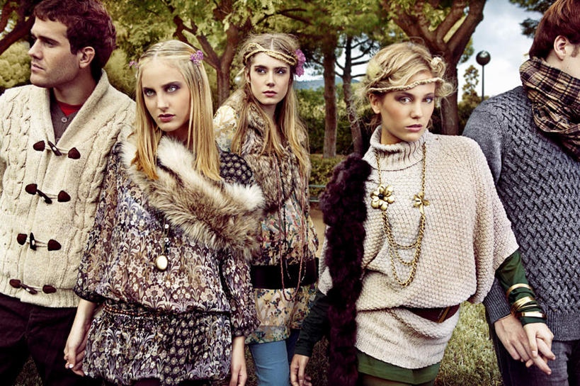 西方人,站,走,横图,室外,白天,正面,毛衣,草地,草坪,树林,植物,项链,欧洲,欧洲人,五个人,阴影,光线,头饰,影子,许多人,注视,装饰品,草,树,树木,绿色,阳光,饰品,首饰,观察,看,牵手,站着,一群人,生长,成长,观看,察看,皮草,关注,男人,男性,年轻男性,年轻女性,女人,女性,白种人,步行,散步,站立,走路,半身,彩图,绒衣,套衫,套头毛衣,线衣