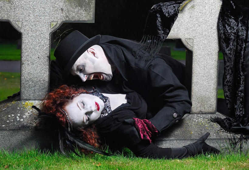 西方人,两个人,躺,抱,横图,室外,白天,正面,草地,草坪,植物,帽子,欧洲,欧洲人,表演,阴影,节日,庆祝,反射,影子,礼帽,文化,草,绿色,庆典,墓地,万圣节,抱着,纪念,演出,坟墓,陵墓,搂着,吸血鬼,演出服,坟场,吸血,上演,卧着,男人,男性,年轻男性,年轻女性,女人,女性,白种人,怀抱,搂,搂抱,躺着,卧,相抱,拥抱,半身,彩图