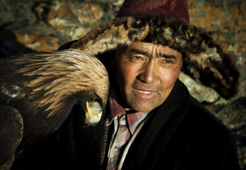 西方人,手,一个人,站,横图,室外,白天,正面,鸟,野生动物,鹰,帽子,欧洲,欧洲人,仅一个男性,仅一个人,握,阴影,服装,反射,鸟类,影子,墙,拿,拿着,注视,休闲装,墙壁,墙面,仅一个年轻男性,一只,衣服,动物,观察,看,站着,休闲,手部,休闲服,握着,服饰,观看,察看,关注,打猎,凶猛,鸢,残暴,凶残,男人,男性,年轻男性,白种人,老鹰,站立,半身,彩图