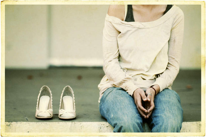 西方人,一个人,坐,横图,室外,白天,正面,高跟鞋,鞋子,欧洲,欧洲人,仅一个年轻女性,仅一个女性,仅一个人,阴影,服装,裤子,反射,影子,墙,地面,注视,牛仔裤,休闲装,墙壁,墙面,衣服,观察,看,休闲,休闲服,服饰,观看,察看,关注,老照片,旧照,年轻女性,女人,女性,白种人,坐着,半身,彩图