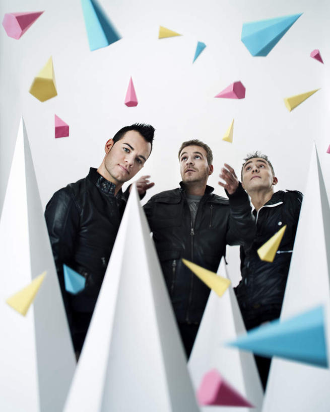 西方人,三个人,伙伴,朋友,站,举,竖图,室内,白天,白色背景,正面,友谊,欧洲,欧洲人,服装,漂浮,飘扬,锥形,飘落,注视,休闲装,衣服,粉色,黄色,蓝色,白色,观察,看,托,站着,休闲,休闲服,摄影,服饰,影棚,观看,下沉,察看,关注,降落,飘零,友情,男人,男性,年轻男性,白种人,举起,举手,举着,向上举,向上伸,向上托,站立,半身,彩图,影棚拍摄,拍摄