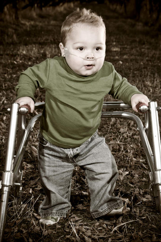 西方人,婴儿,儿童,一个人,站,竖图,室外,白天,正面,纯洁,植物,叶子,金属制品,欧洲,欧洲人,仅一个人,服装,枯萎,朦胧,模糊,金属,枯草,枯叶,落叶,注视,休闲装,婴儿车,草,小孩,衣服,黄色,观察,看,站着,休闲,休闲服,可爱,童年,童趣,服饰,活泼,观看,察看,关注,宝宝,童真,纯真,烂漫,无邪,助行器,伶俐,天真,白种人,孩子,叶,叶片,站立,彩图,全身