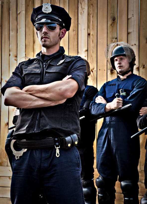 西方人,四个人,警察,警卫,站,双手交叉,竖图,室外,白天,正面,帽子,欧洲,欧洲人,握,墨镜,头盔,眼镜,拿,拿着,注视,安全帽,太阳镜,太阳眼镜,观察,看,站着,遮阳镜,握着,观看,察看,双手抱胸,关注,警棍,男人,男性,年轻男性,白种人,保安,警卫员,看守,卫兵,站立,半身,彩图