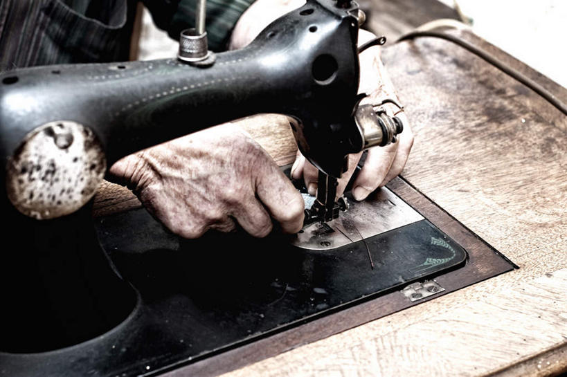 西方人,手,皱纹,一个人,横图,俯视,室内,白天,机器,欧洲,欧洲人,仅一个女性,仅一个人,握,阴影,古老,破旧,陈旧,光线,影子,灯光,拿,拿着,缝纫机,手部,机械,握着,仅一个老年女性,缝纫,陈腐,老年女性,女人,女性,白种人,半身,彩图,高角度拍摄