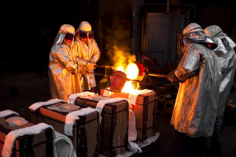 西方人,四个人,工厂,站,横图,室内,白天,正面,工作服,制服,热情,安全,高温,火,帽子,金属制品,欧洲,欧洲人,金属,火焰,头盔,防护,燃烧,安全帽,站着,保护,制造,保险,熔炉,保全,周全,安稳,安定,工作制服,平安,男人,男性,年轻男性,白种人,站立,彩图,全身,工作套服,工地,制造厂