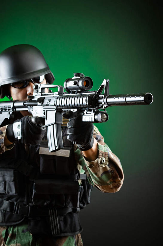 西方人,一个人,站,竖图,室内,白天,正面,制服,帽子,欧洲,欧洲人,仅一个男性,仅一个人,士兵,握,绿色背景,阴影,光线,枪,头盔,影子,灯光,拿,拿着,仅一个年轻男性,安全帽,站着,握着,摄影,影棚,瞄准,男人,男性,年轻男性,白种人,站立,半身,彩图,影棚拍摄,拍摄