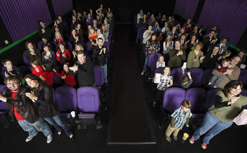 西方人,站,鼓掌,横图,俯视,室内,白天,电影院,椅子,欧洲,欧洲人,阴影,服装,光线,影子,走道,走廊,过道,灯光,许多人,休闲装,衣服,站着,一群人,休闲,休闲服,服饰,男人,男性,年轻男性,年轻女性,女人,女性,白种人,拍手,站立,彩图,高角度拍摄,全身