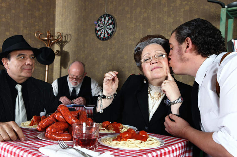 西方人,伙伴,朋友,餐厅,坐,吻,说,横图,室内,白天,正面,聚会,讨论,友谊,餐具,欧洲,欧洲人,服装,碟子,盘,香肠,腊肠,许多人,休闲装,衣服,红色,盘子,碟,一群人,休闲,休闲服,服饰,交流,友情,老年男性,老年女性,男人,男性,女人,女性,白种人,沟通,讲话,交谈,亲,亲吻,商讨,说话,谈话,坐着,半身,彩图,餐馆,饭店,饭馆