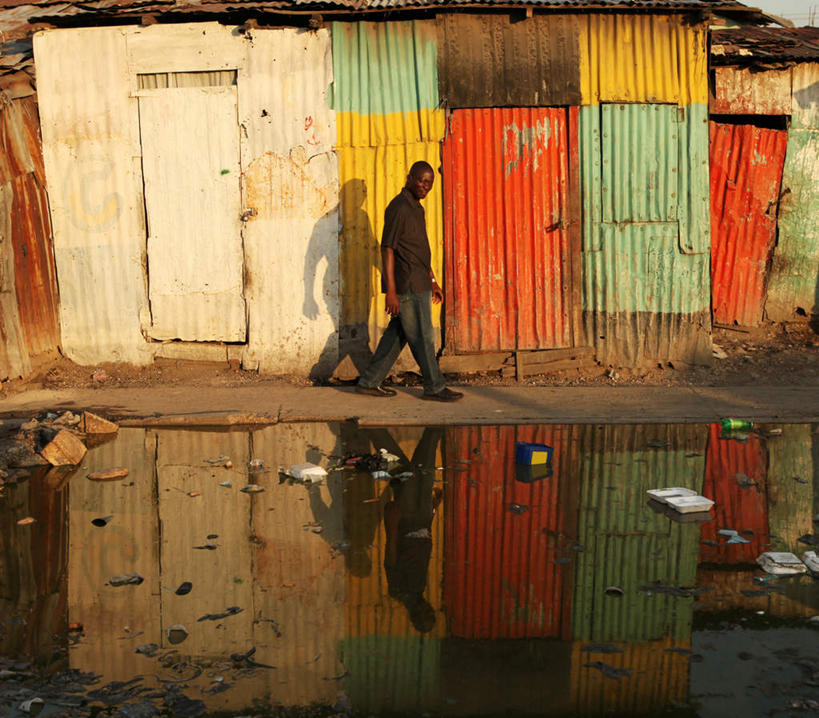 西方人,一个人,家,走,横图,室外,白天,侧面,欧洲,非洲,黑人,欧洲人,仅一个男性,仅一个人,阴影,光线,影子,房屋,屋子,草屋,水潭,住宅,仅一个年轻男性,倒影,阳光,茅草屋,倒映,贫困,贫穷,困难,反照,贫苦,穷苦,清苦,清贫,男人,男性,年轻男性,非洲人,步行,散步,走路,彩图,全身,房子,茅舍,茅屋,小屋