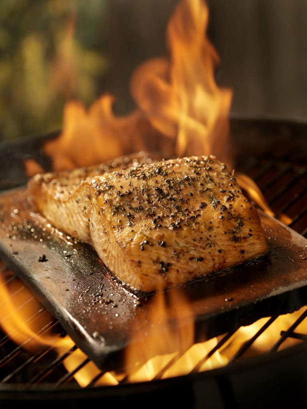 无人,竖图,俯视,室内,特写,白天,烧烤,热情,火,朦胧,模糊,火焰,调味,肉,香料,鱼肉,佐料,烤架,烤肉,燃烧,肉类,铁架,配料,肉食,作料,彩图,高角度拍摄