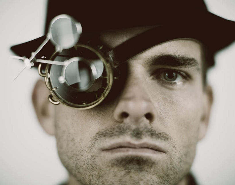 西方人,脸,头,脸颊,一个人,站,竖图,室内,特写,白天,白色背景,正面,安全,帽子,欧洲,欧洲人,仅一个男性,仅一个人,朦胧,模糊,防护,注视,仅一个年轻男性,遮阳帽,观察,看,站着,摄影,影棚,观看,保护,察看,关注,防护镜,保险,保全,周全,安稳,安定,平安,男人,男性,年轻男性,白种人,头部,脸部,脸蛋,面部,站立,半身,彩图,影棚拍摄,拍摄