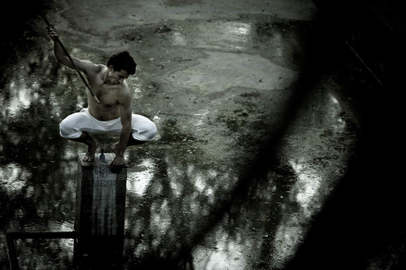 东方人,健壮,赤膊,一个人,横图,俯视,室内,白天,树林,植物,亚洲,仅一个男性,仅一个人,水塘,黄种人,树,树木,仅一个年轻男性,绿色,自然,生长,成长,强健,结实,硬朗,男人,男性,年轻男性,亚洲人,彩图,高角度拍摄,全身