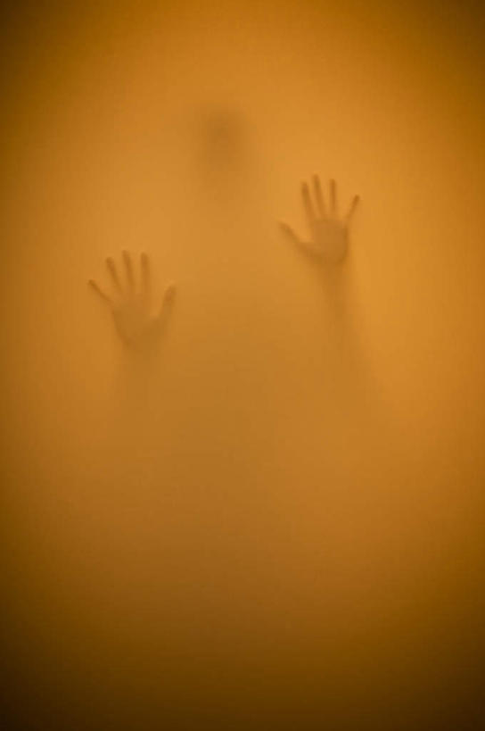 西方人,一个人,站,摸,竖图,室内,白天,正面,欧洲,欧洲人,仅一个年轻女性,仅一个女性,仅一个人,躲藏,抚摸,阴影,反射,影子,背光,注视,观察,看,站着,幻想,摄影,影棚,观看,察看,隐蔽,隐藏,恐怖,关注,埋没,逆光,可怕,可骇,潜藏,暗藏,恐惧,年轻女性,女人,女性,白种人,触摸,接触,站立,半身,彩图,影棚拍摄,拍摄