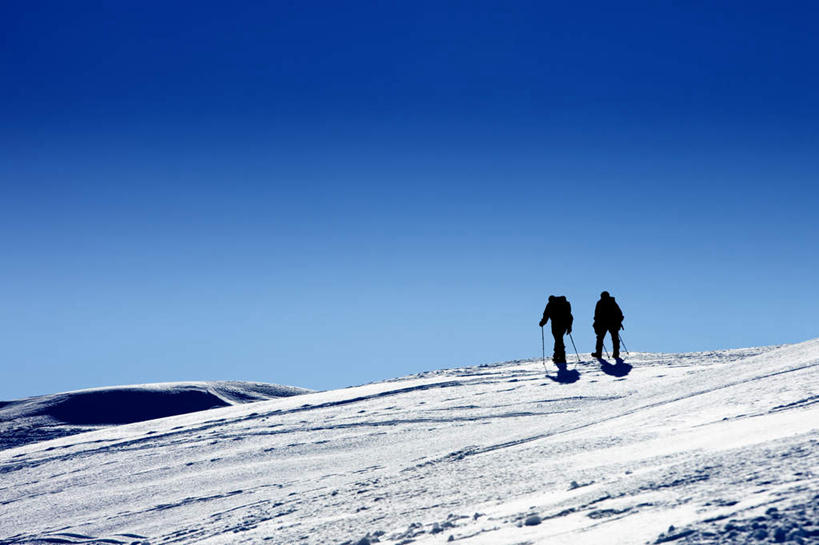 西方人,两个人,走,横图,室外,白天,旅游,度假,美景,山,雪,雪山,大雪,欧洲,欧洲人,握,阴影,服装,反射,工具,器材,影子,冰,积雪,景观,山峰,雪景,冬季,冬天,山峦,拿,拿着,注视,娱乐,背面,衣服,蓝色,蓝天,天空,自然,天,观察,看,享受,休闲,温暖,器械,景色,放松,寒冷,握着,服饰,晴朗,拐杖,观看,羽绒服,保暖,察看,冰冷,御寒,关注,自然风光,万里无云,登山杖,严寒,辅助设备,冰凉,酷寒,凛冽,凛凛,极冷,登山棍,冬装,男人,男性,年轻男性,白种人,晴空,晴空万里,步行,登山,爬山,散步,走路,彩图,全身