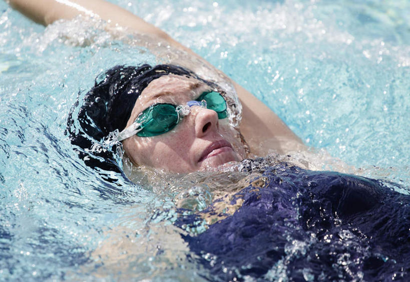 仰泳,西方人,一个人,体育馆,游泳池,横图,俯视,室外,特写,白天,锻炼,运动,水,欧洲,欧洲人,仅一个年轻女性,仅一个女性,仅一个人,波纹,透明,眼镜,液体,泳镜,气泡,水池,水滴,水面,涟漪,漩涡,泳池,水泡,水珠,水纹,泡泡,游泳眼镜,圆弧,游泳馆,体育,年轻女性,女人,女性,白种人,半身,彩图,高角度拍摄,健身