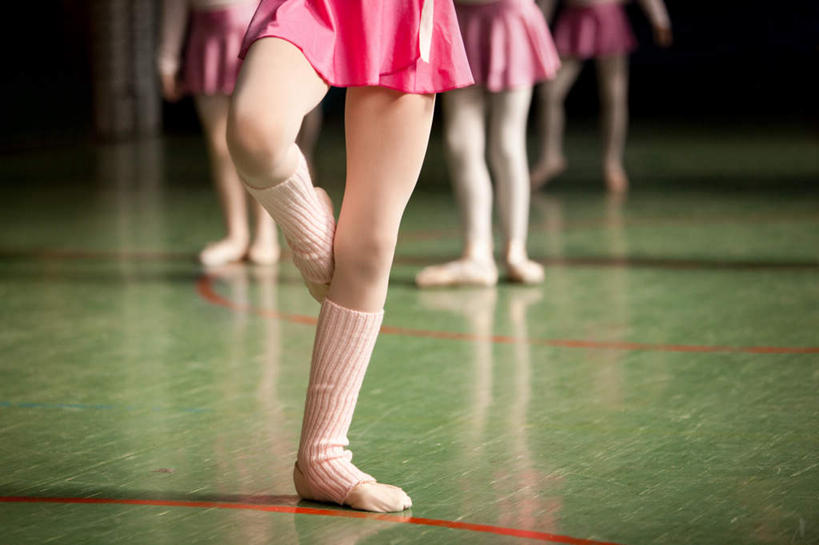 西方人,儿童,学校,站,横图,俯视,室内,白天,裙子,爱情,跳舞,幸福,地板,欧洲,欧洲人,五个人,朦胧,模糊,篮球场,粉红色,粉红,地面,许多人,浪漫,训练,校园,木地板,小孩,粉色,站着,一群人,教室,健康,可爱,短裙,活泼,青春,满足,甜美,时髦,舞姿,温柔,纯真,芭蕾舞裙,芭蕾裙,排练,男孩,男人,男性,女孩,女人,女性,白种人,站立,半身,彩图,高角度拍摄,舞蹈,男生,女生